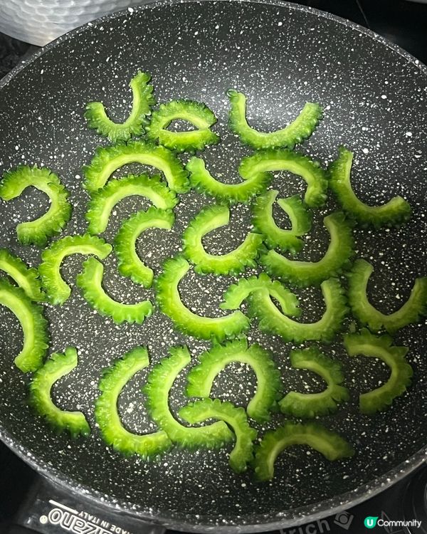 沖繩苦瓜炒蛋🙌🏻 用鹽醃至出水可減少苦味😻😻