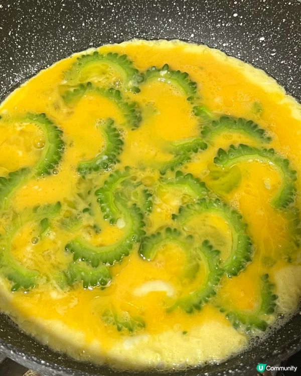 沖繩苦瓜炒蛋🙌🏻 用鹽醃至出水可減少苦味😻😻