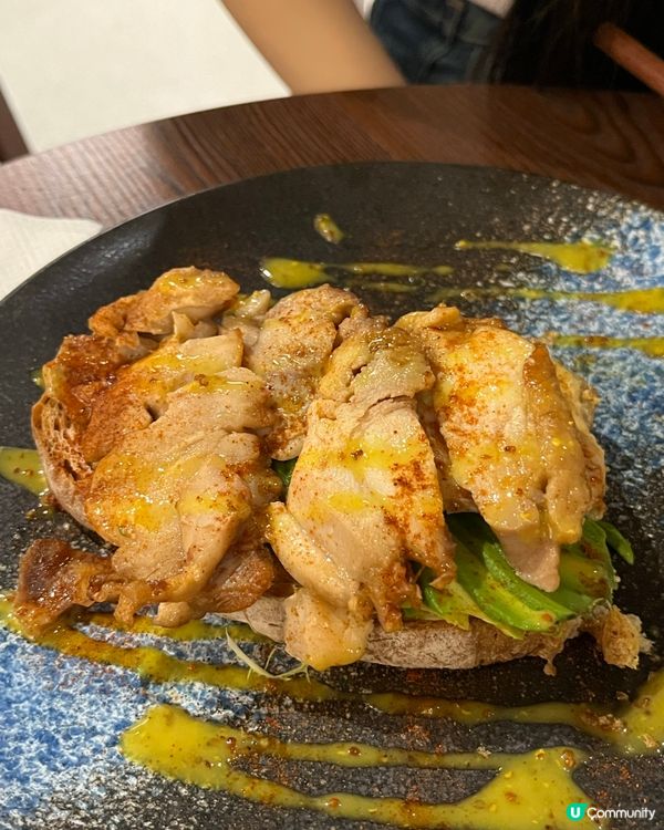 銅鑼灣新發現！🍯😋 感覺咖啡館 雞扒配牛油果酸種麵包