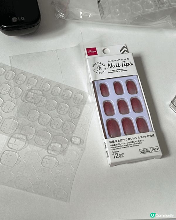 圖片展示了多款假指甲產品，設計精美，易於使用，適合快速打造時...