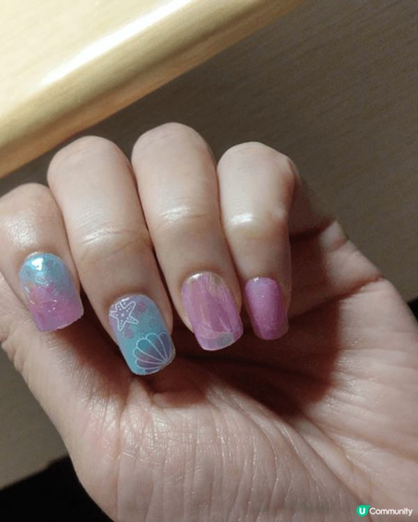 圖片展示了多款假指甲產品，設計精美，易於使用，適合快速打造時...