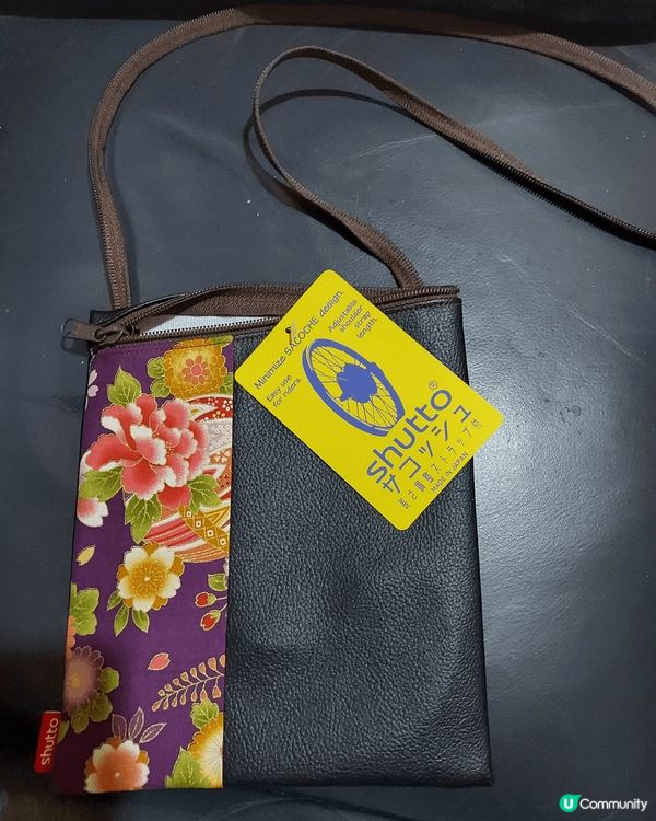 朋友在日本旅行買回來送給我的手信，這個碎花斜孭袋我一直也不捨...