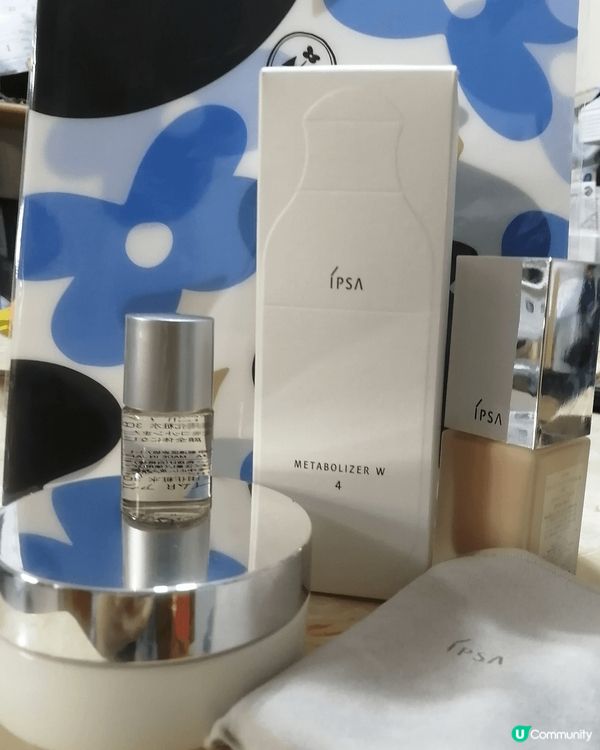 IPSA 的粉底配合乳液及aqua 神水，讓底妝貼服，有偽素...