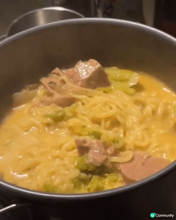 這是我在韓國首爾的超級市場到買的新款芝士辛辣麵。絕對是近期最...