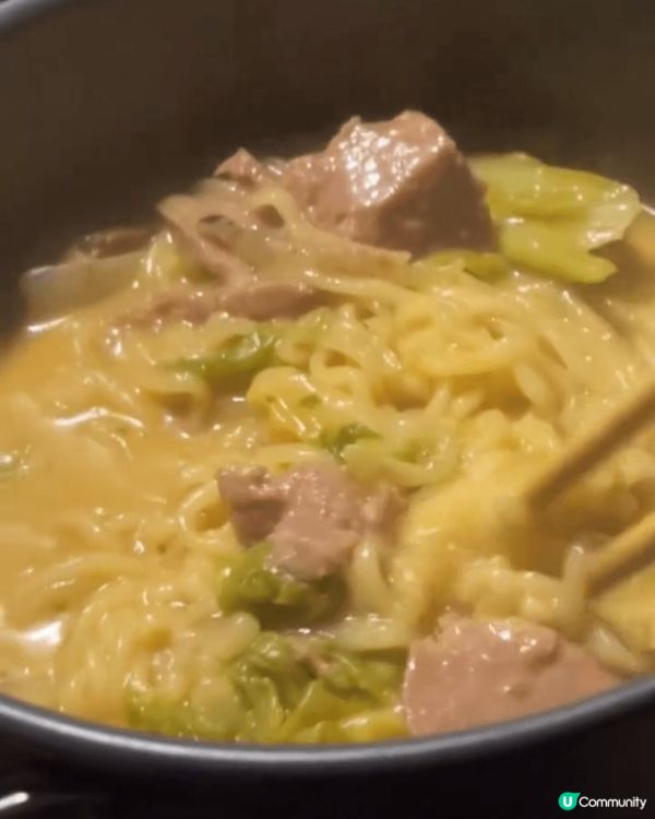 這是我在韓國首爾的超級市場到買的新款芝士辛辣麵。絕對是近期最...