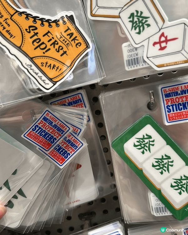 東京鎌倉的商店街有一間賣貼紙的商鋪，裏面有各式各樣的貼紙。有...