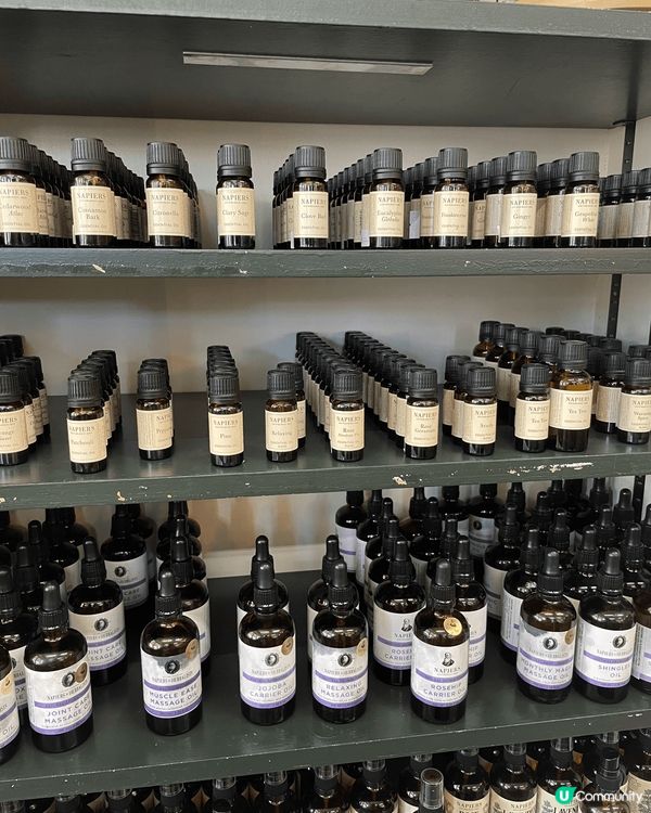 Napiers係一間位於愛丁堡中心嘅店，以芳香草本療法出名，...