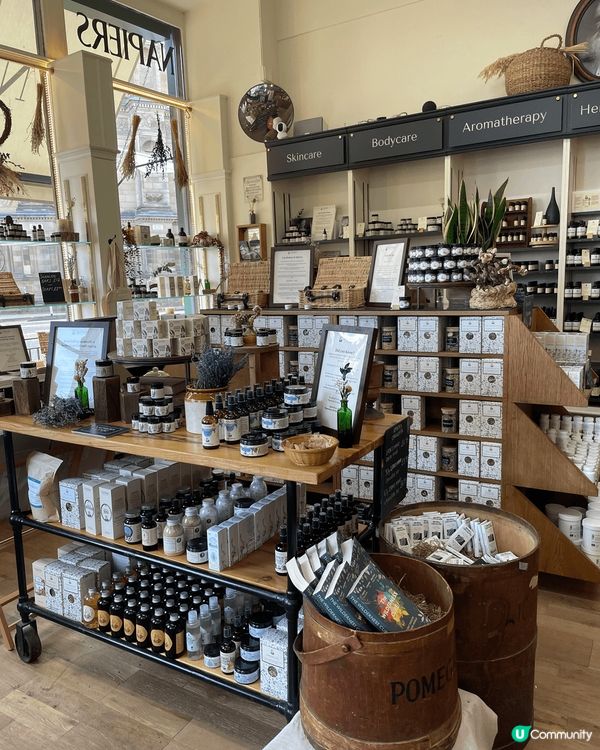 Napiers係一間位於愛丁堡中心嘅店，以芳香草本療法出名，...