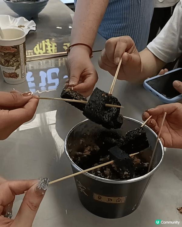 去長沙一定有去五一廣場和夜市，還要試一下黑色的臭豆腐還有茶顏...