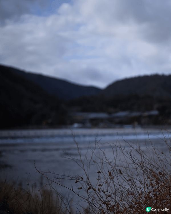 這組圖片展現出日本旅遊的多樣性和魅力。第一張圖片拍攝的是一處...