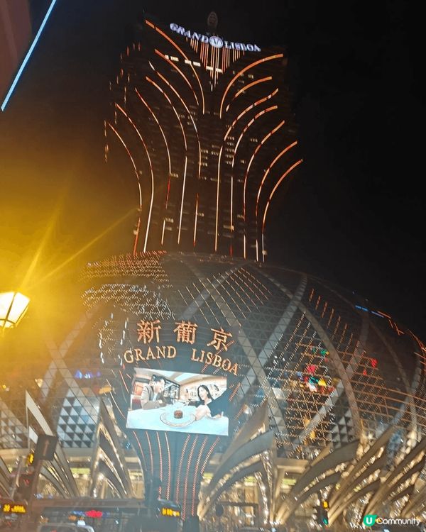 在澳門觀光真豐富，去了大笨鐘和巴黎鐵塔，漫步在金光大道上。還...