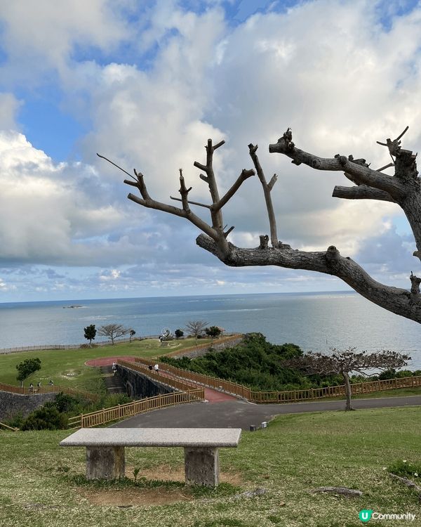 沖繩的知念岬可以望到一覽無盡的碧藍大海，遊客不算太多，可以盡...