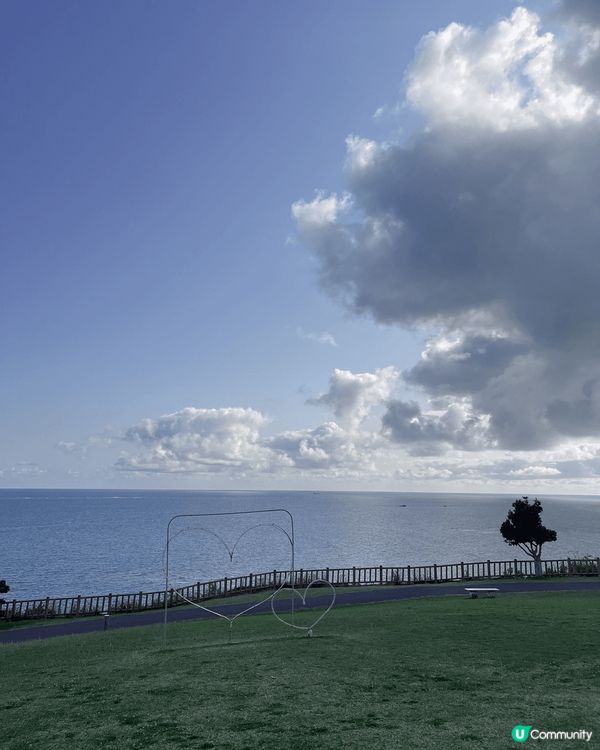 沖繩的知念岬可以望到一覽無盡的碧藍大海，遊客不算太多，可以盡...