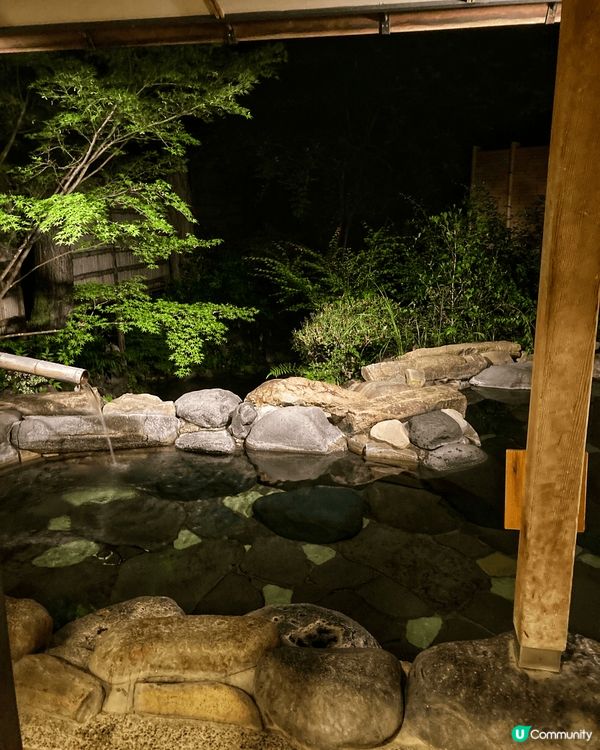 這座古色古香的溫泉旅館建築在溪流之上，旅館因此收藏和展示了不...