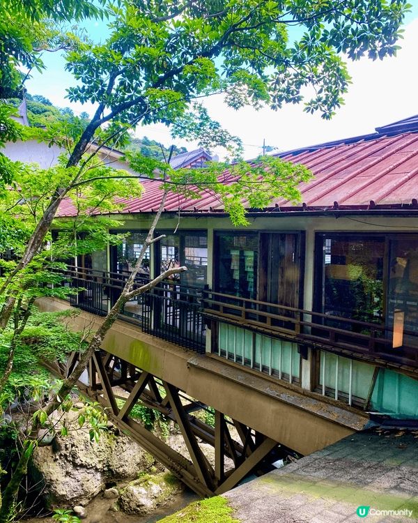 這座古色古香的溫泉旅館建築在溪流之上，旅館因此收藏和展示了不...