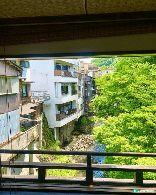 這座古色古香的溫泉旅館建築在溪流之上，旅館因此收藏和展示了不...