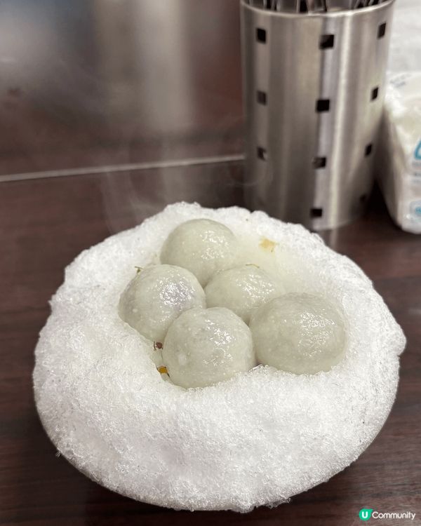 台北旅行，吃了草苺大福和冰火湯圓。地點係迪化街同埋通化街夜市...