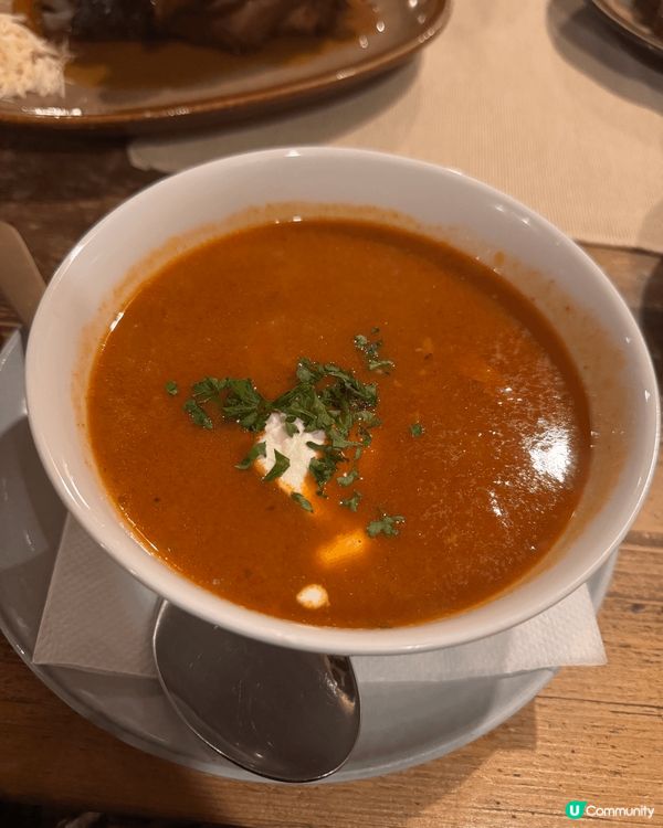 這三張圖片分別顯示了維也納著名的美食，豬肋骨，豬手和牛肉湯。...