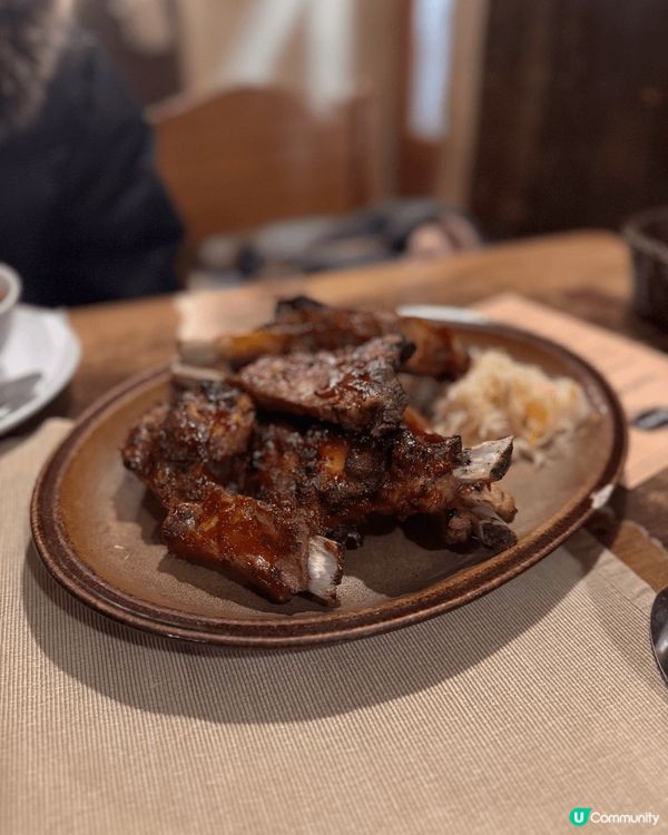 這三張圖片分別顯示了維也納著名的美食，豬肋骨，豬手和牛肉湯。...