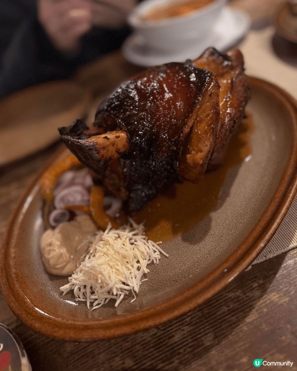 這三張圖片分別顯示了維也納著名的美食，豬肋骨，豬手和牛肉湯。...