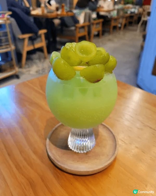 這家餐廳以創意飲品和精緻甜點著稱，環境舒適宜人，讓人感到放鬆...