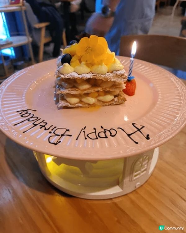 這家餐廳以創意飲品和精緻甜點著稱，環境舒適宜人，讓人感到放鬆...