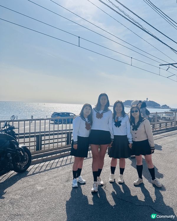 今次是我們四個舊同學一起相約去日本旅行，當日我們特意著一套校...