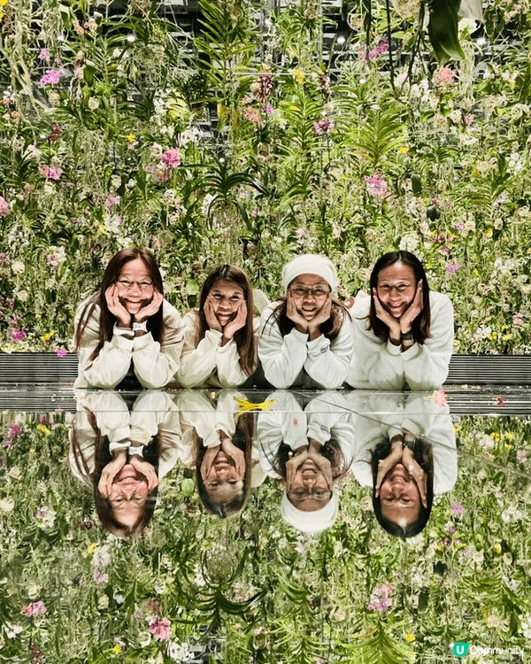 今次是我們四個舊同學一起相約去日本旅行，當日我們特意著一套校...