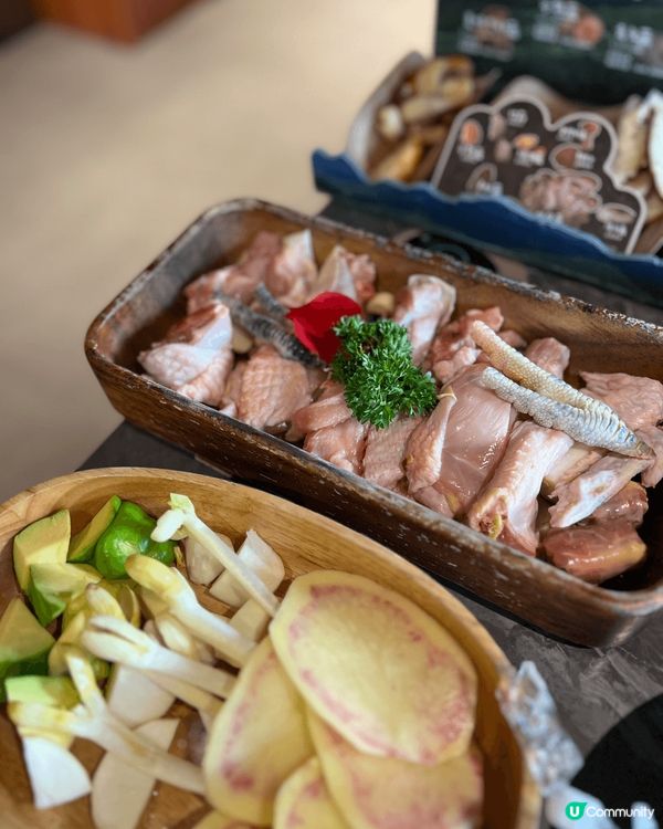 放假近近地去深圳打個邊爐啦，芸山季嘅菇菌雞火鍋真係好正，雞件...