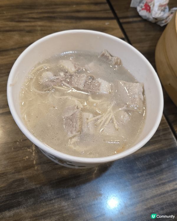 台灣饒河街觀光夜市！有好多獨特美食，例如滷肉飯，小籠包，豬手...