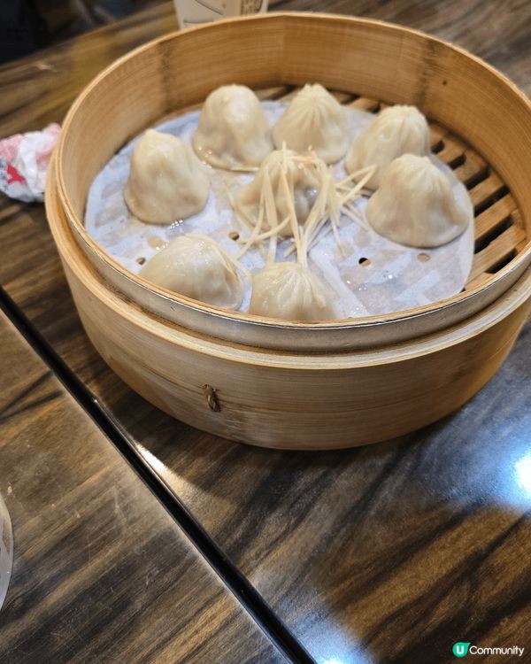 台灣饒河街觀光夜市！有好多獨特美食，例如滷肉飯，小籠包，豬手...