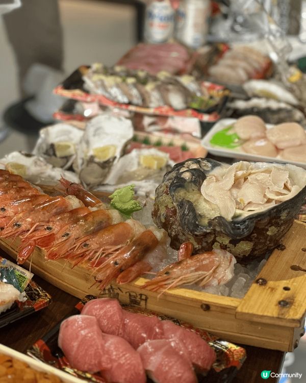 🦐 沖繩泊港漁市場是品嘗新鮮海味的理想去處！市場內熱鬧非凡，...