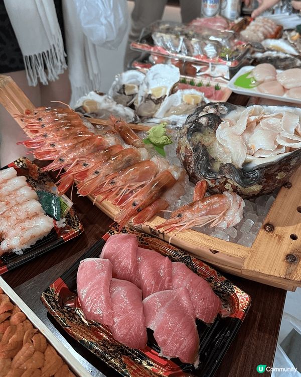 🦐 沖繩泊港漁市場是品嘗新鮮海味的理想去處！市場內熱鬧非凡，...