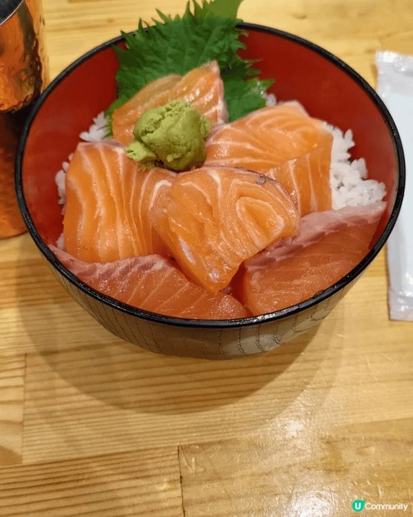 我喺日本旅行時，去咗一間日式料理店，試咗幾款勁好味嘅海鮮丼同...