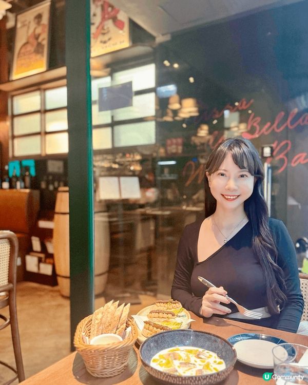 跟閨蜜聚會，這次來到了上環差館上街💗找了家氛圍感滿滿的法式小...