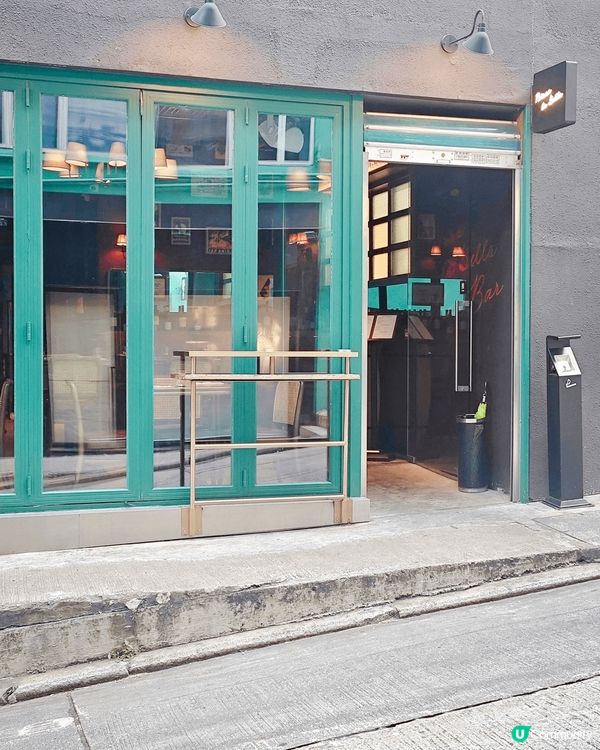 跟閨蜜聚會，這次來到了上環差館上街💗找了家氛圍感滿滿的法式小...