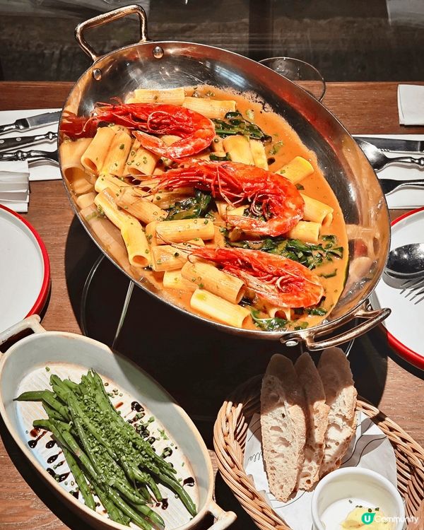 跟閨蜜聚會，這次來到了上環差館上街💗找了家氛圍感滿滿的法式小...