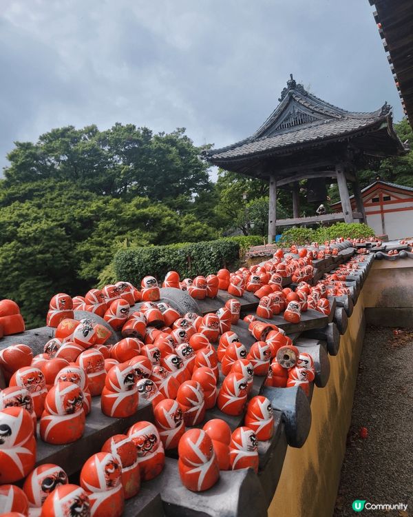 想看達摩不倒翁，所以選擇到大阪勝尾寺，途中有很多很多小達摩大...