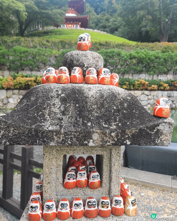 想看達摩不倒翁，所以選擇到大阪勝尾寺，途中有很多很多小達摩大...