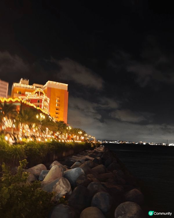 飛去日本沖繩的海岸線日與夜，早上古宇利島海旁沙灘清澈見底，晚...