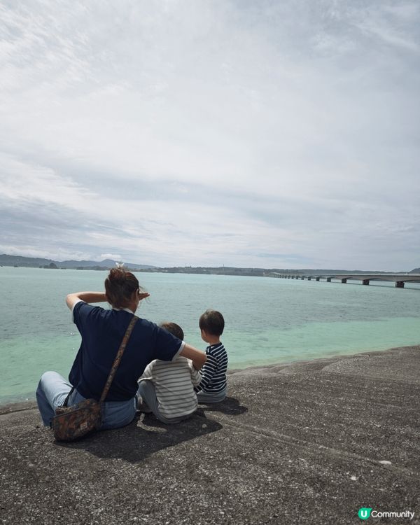 飛去日本沖繩的海岸線日與夜，早上古宇利島海旁沙灘清澈見底，晚...