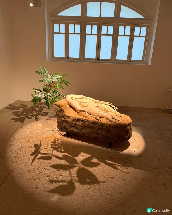 在北角油街有一個古蹟，裏面有一個藝術作品很有趣，會播放音樂的...