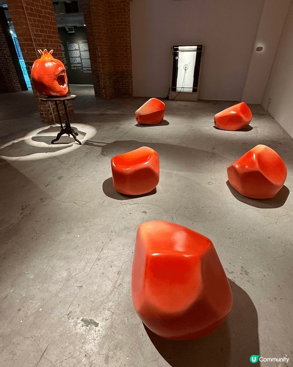 在北角油街有一個古蹟，裏面有一個藝術作品很有趣，會播放音樂的...