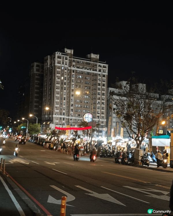 台中夜市比起台北、高雄的還保留很多傳統美食，有洗手間及管理人...