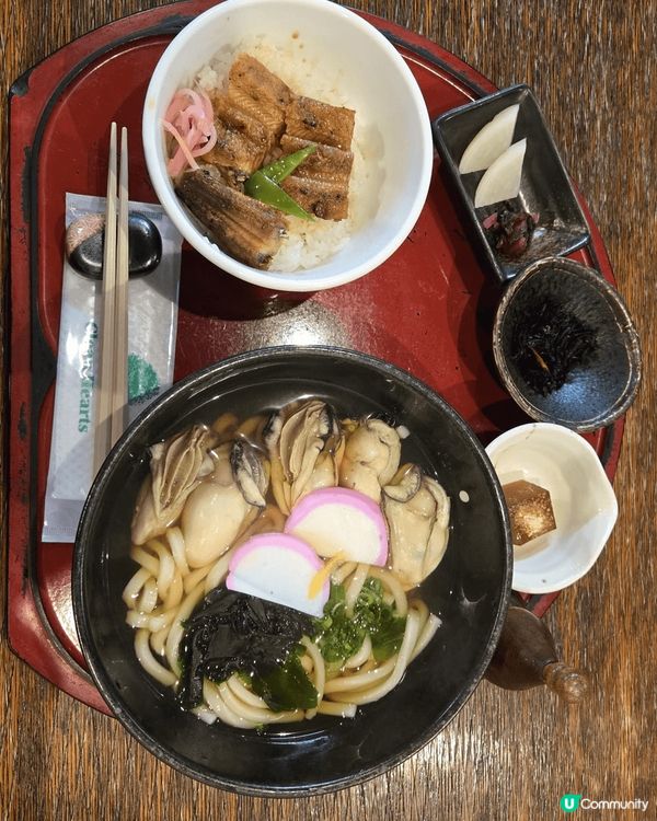 廣島名物第一位一定是牡蠣（生蠔）， 在嚴島神社附近有很多牡蠣...