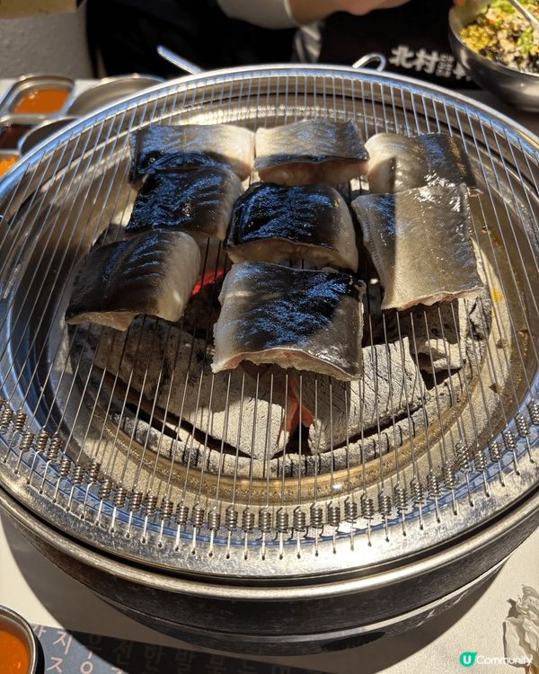 北村韓食活烤鰻魚，餐廳位置便利，服務員全程幫忙烤魚烤肉，鰻魚...