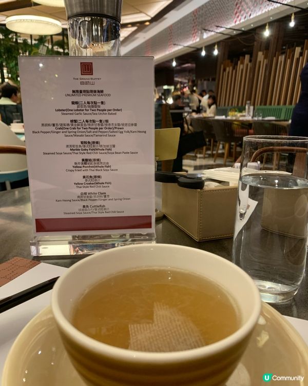 自助山用餐新體驗：魔術表演+美食雙享受！