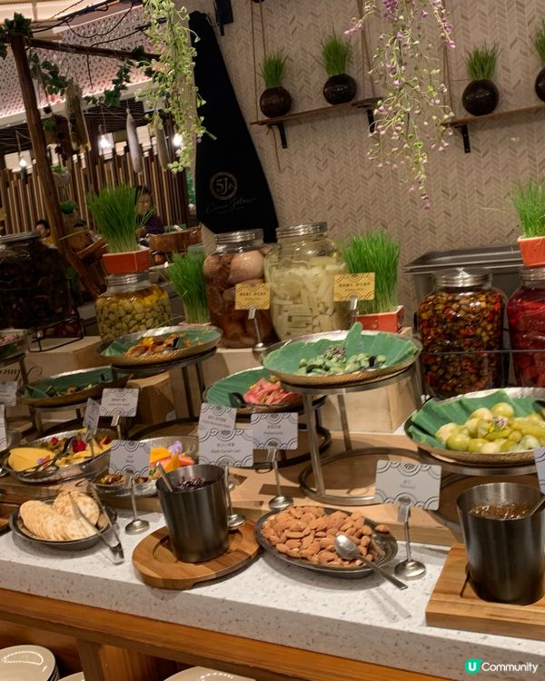 自助山用餐新體驗：魔術表演+美食雙享受！