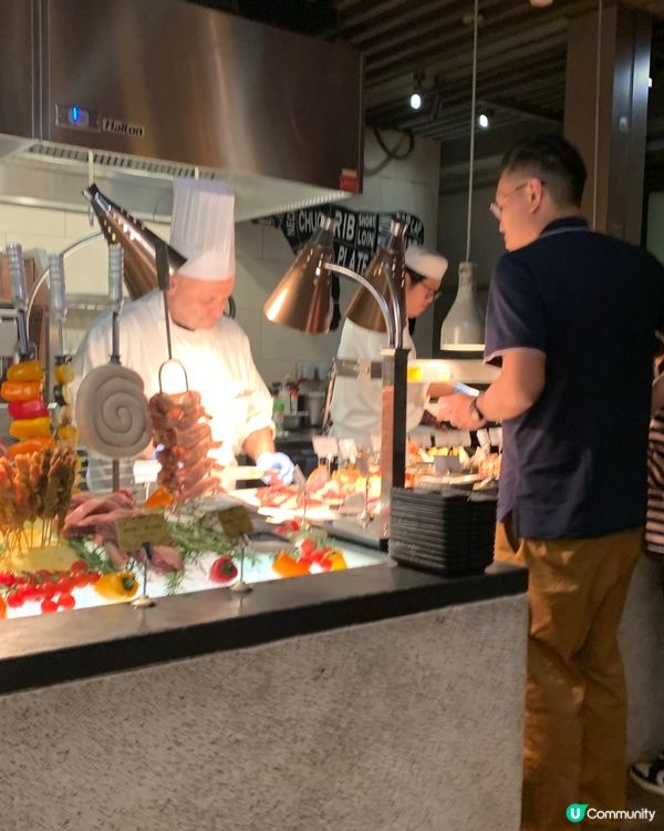 自助山用餐新體驗：魔術表演+美食雙享受！