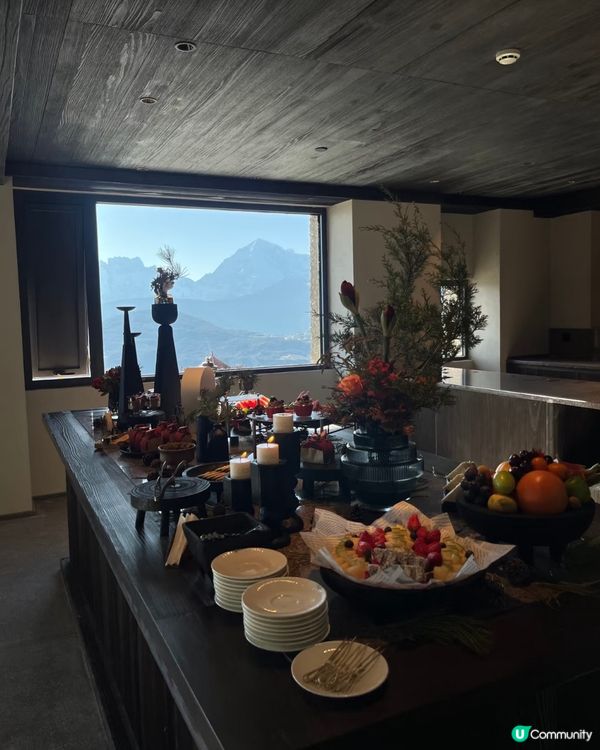 推窗即見梅里雪山🏔️ 民宿住落去就係神山